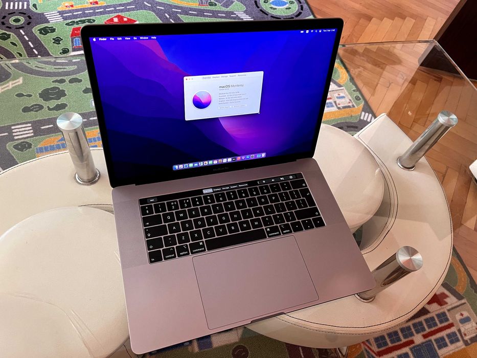 MacBook Pro 2018 15.4 inch 32 GB DDR 4, 2.2GHz i7 6 Core, 256GB SSD