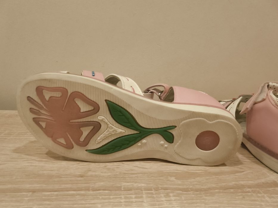 Новые детские босоножки