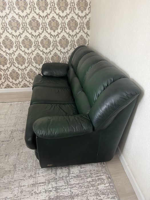 Продам кожаный диван