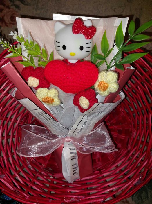 Buchet cu flori si inima tricotata si Hello Kitty i love you