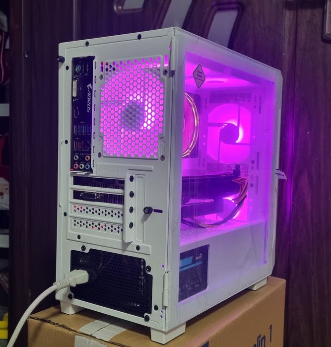 Unitate PC Gaming: Ryzen 7 3700x/32GB RAM/GTX 1080 8GB/SSD 256/1TB/RGB