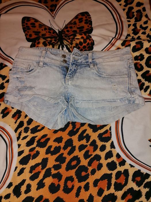 Vând  Rochițe pantaloni scurți încălțăminte  etc