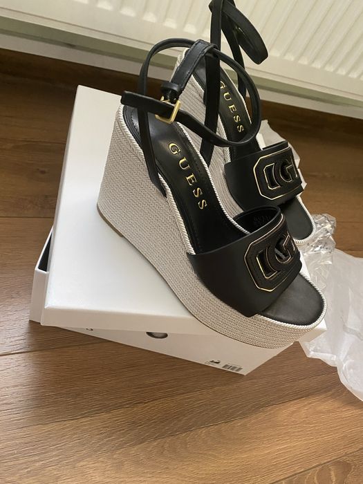 Сандали на платформа guess