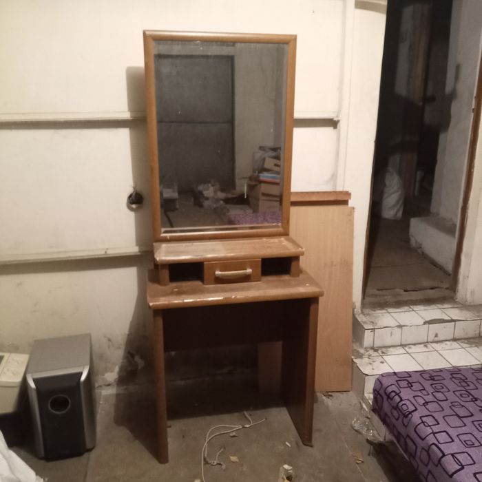 Столик трюмо продается недорого.
