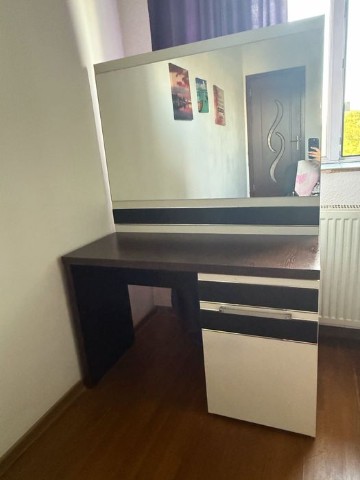 Masuta de machiaj cu oglinda mare si spatiu de depozitare