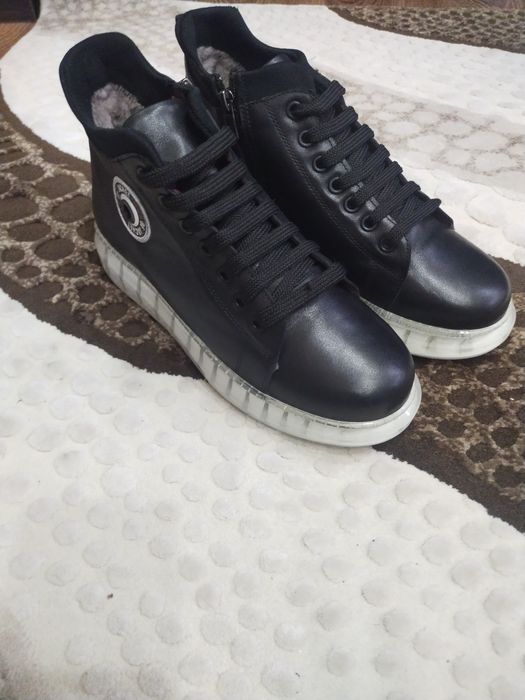 Продам женские ботиночки.