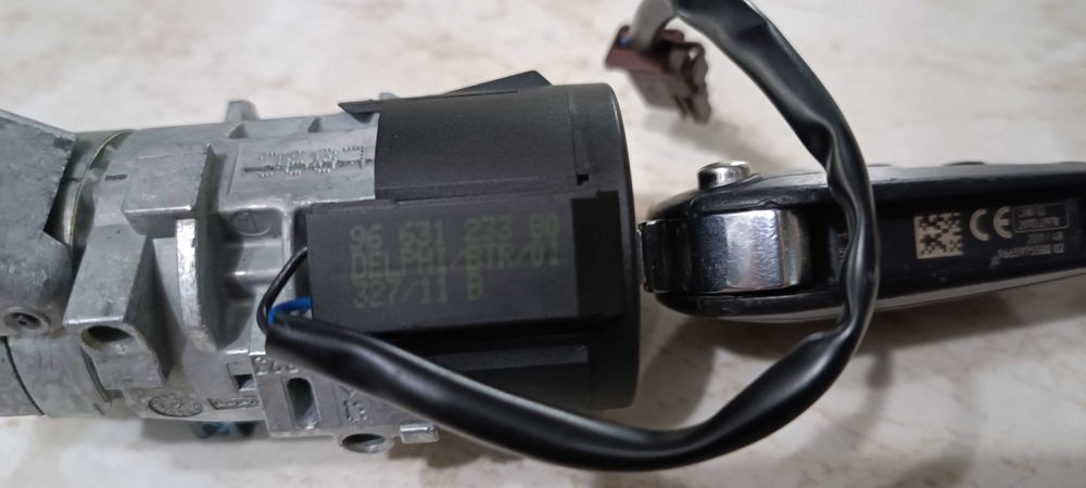 Продавам оригинален контактен ключ за Пежо 508