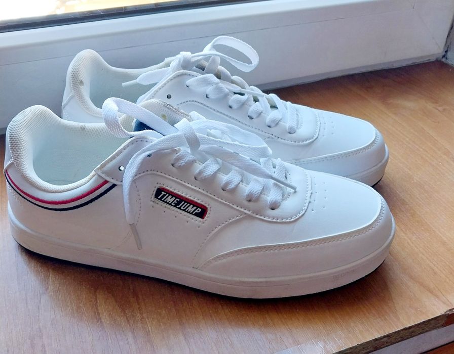 Продам кроссовки