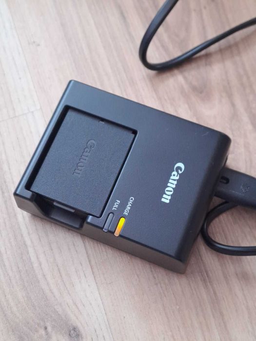 Цялостен комплект фотоапарат Canon EOS2000D / EF-S18-55mm EF 75-300mm