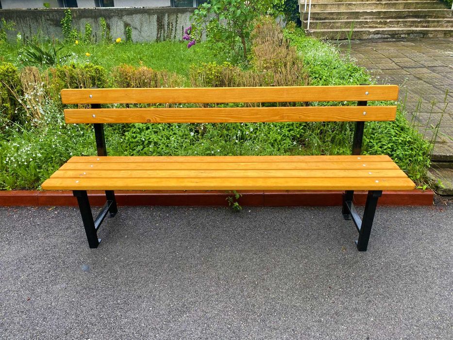 Паркова градинска пейка