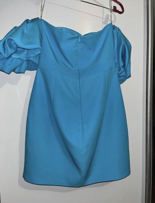 Rochie cu umeri cazuti si maneci bufante