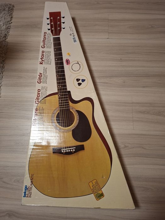 Vand chitara clasica noua.