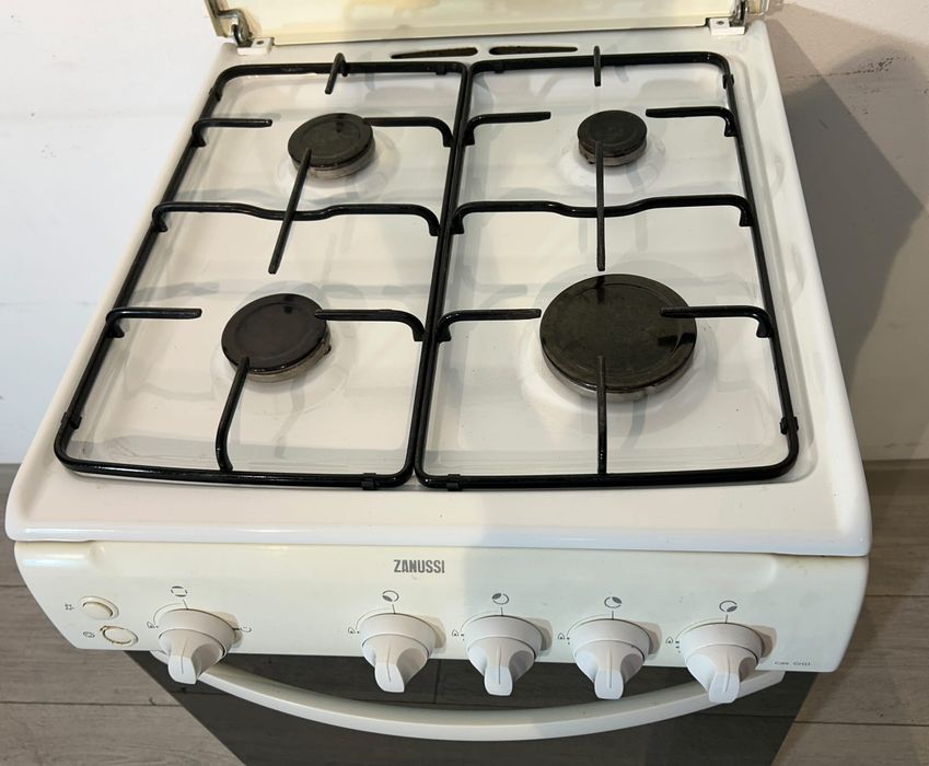 Zanussi Aragaz cu 4 Arzătoare și Cuptor, Model ZCG556GW1