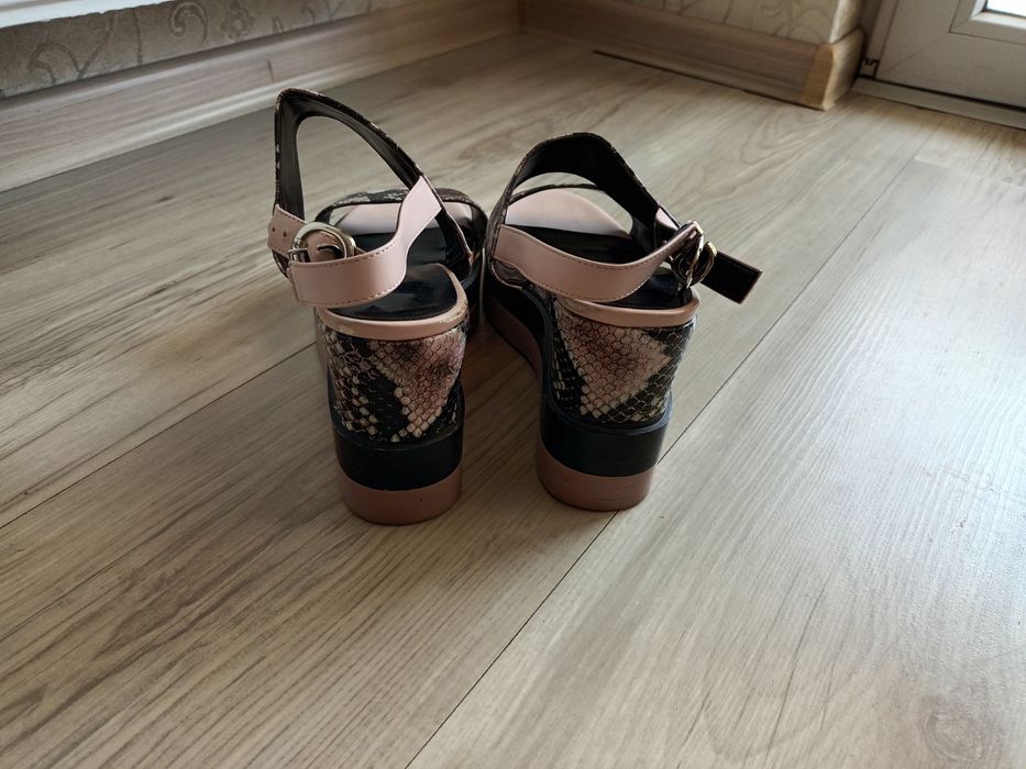 Дамски сандали на платформа