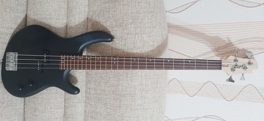 Бас гитара Cort P bass
