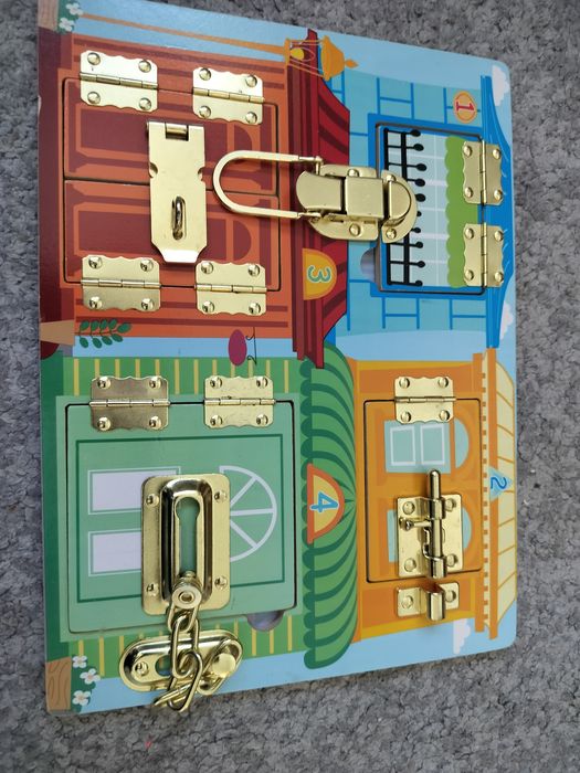 Занимателни дъски с ключалки и с точета