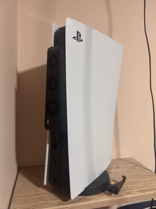 PlayStation 5 + cooling fan + зарядна станция Venom и оригинална поставка