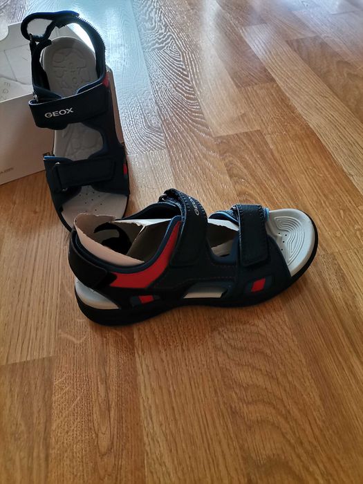 Продавам чисто нови сандали  Geox