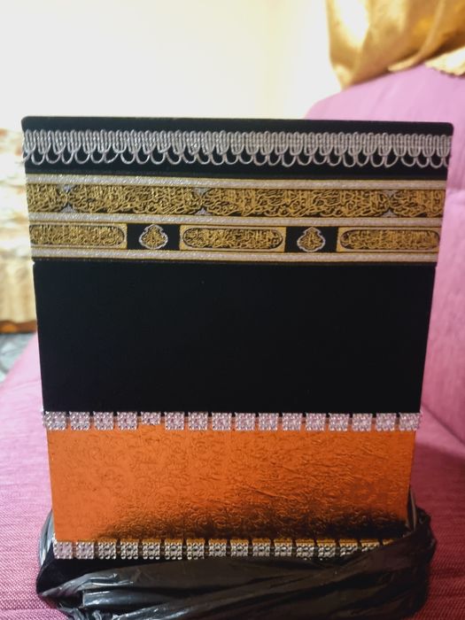 Ислямски религиозен комплект – Коран, тесбих, килимче и голяма Кааба