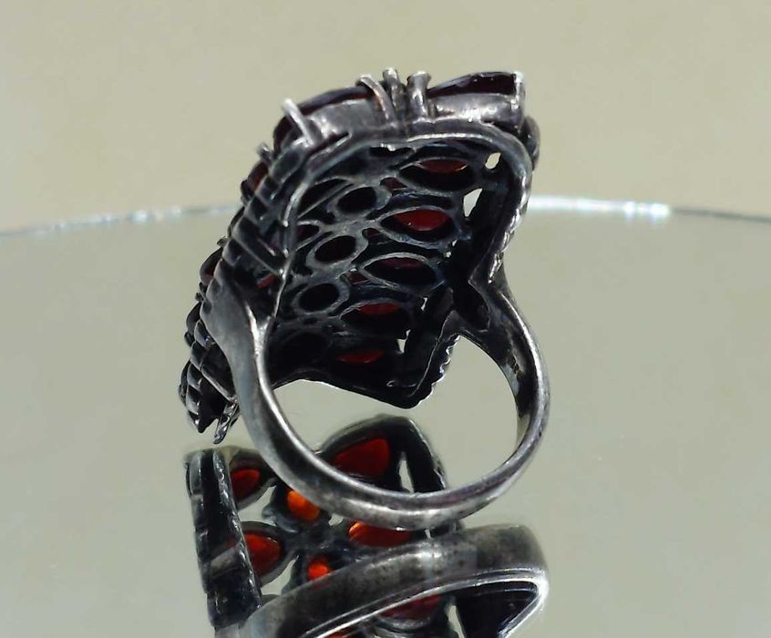 Inel cocktail din argint cu granate