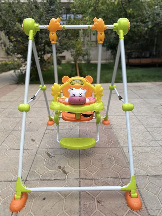 Детская качеля в хорошем состоянии