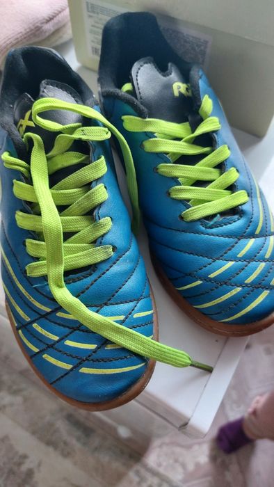 Бутсы для футбола и на физкультуру 33 размер