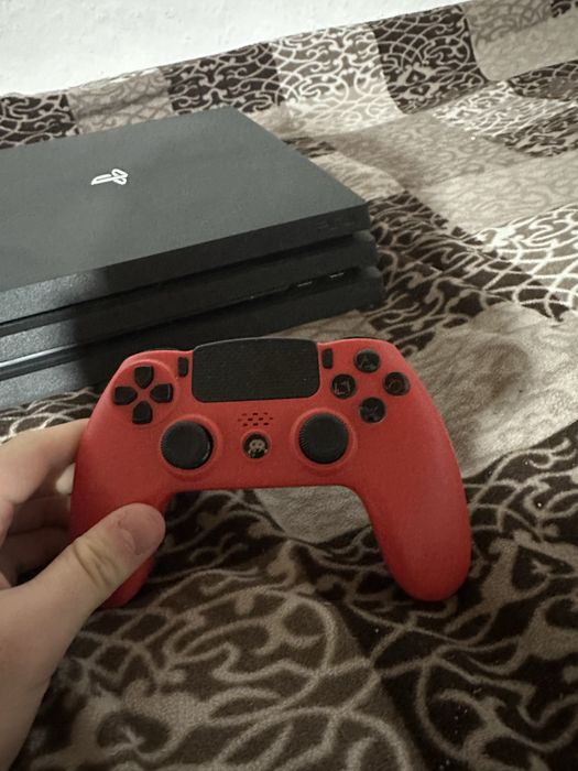 Продавам ps 4 pro 1 tb