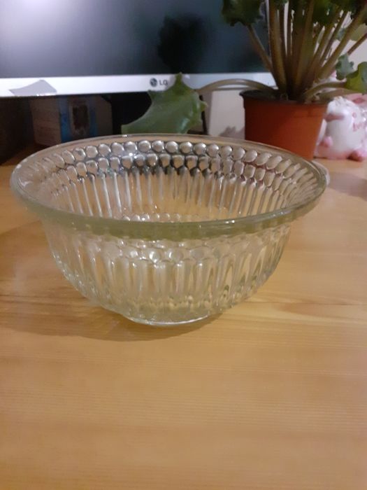 Продам вазы, салатницы.