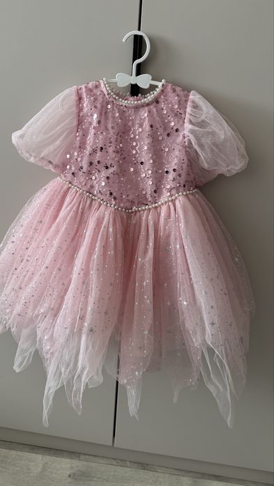 Продам нарядное платье на девочку