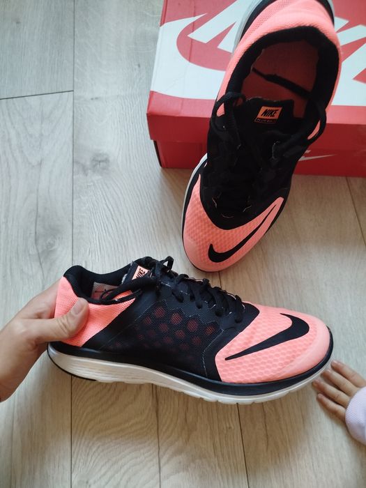 Nike FS Lite Run 3 в черно и розово.