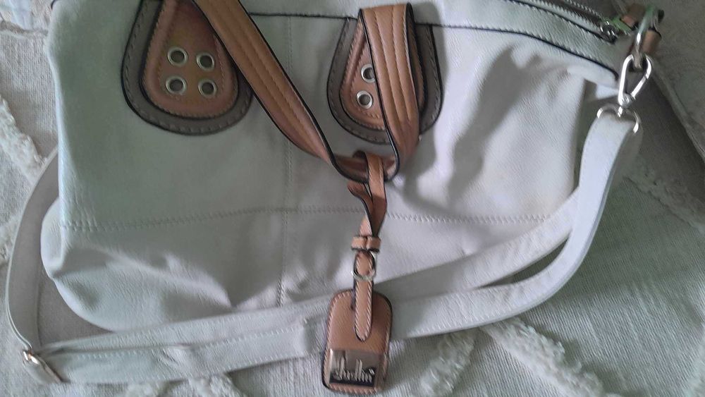 Много запазена функционална дамска чанта.БЯЛА