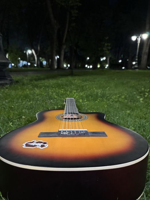 Yangi Akustik Gitara (g'ilofi bilan) Ajoyib holatda