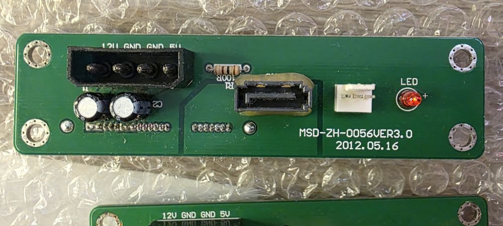 Adaptoare Backboard de la SATA la mufa SSD.