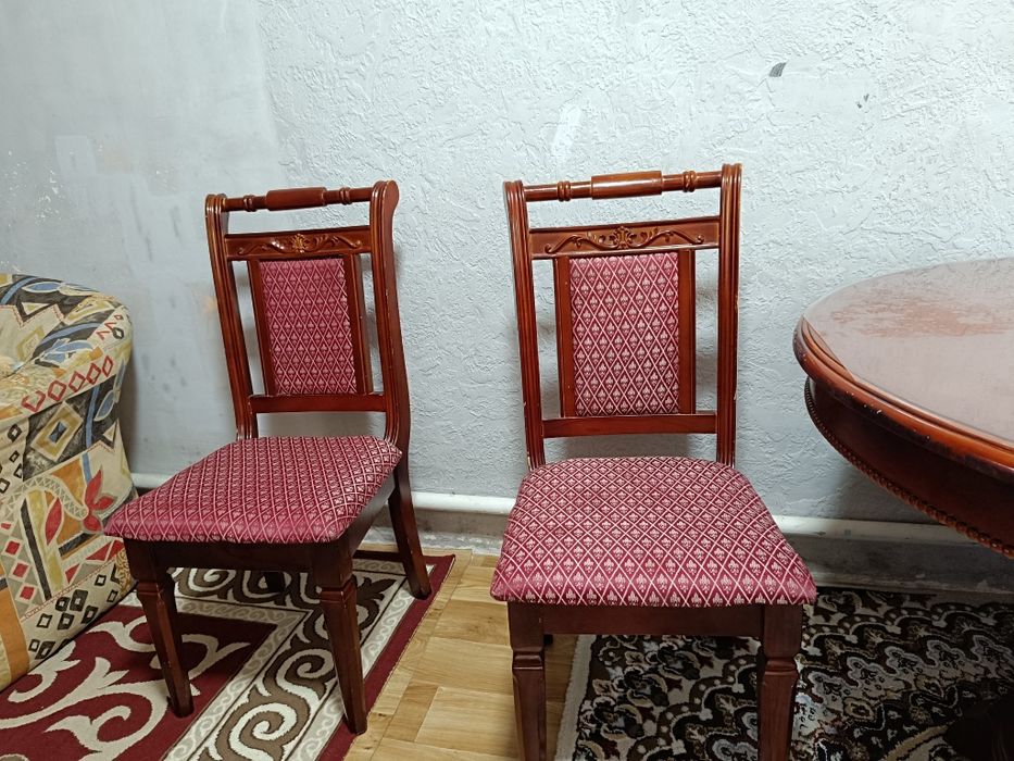Продам кухонный стол со стульями