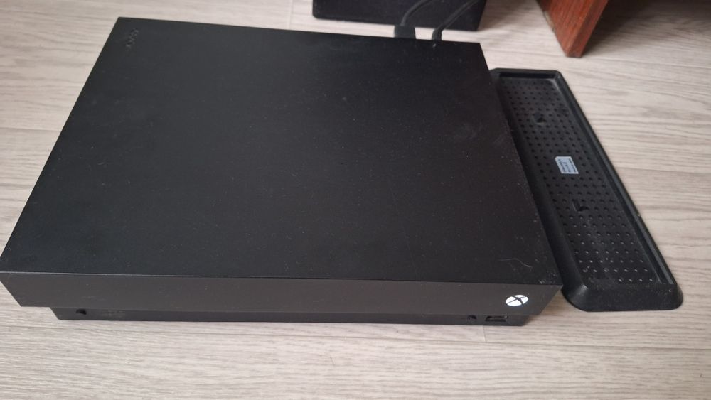 Xbox one x два геймпада