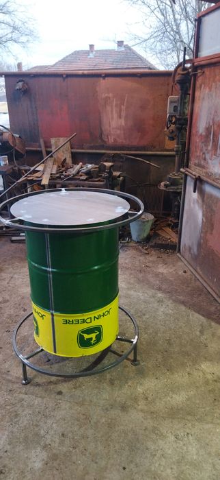 Високи метални маси от варели