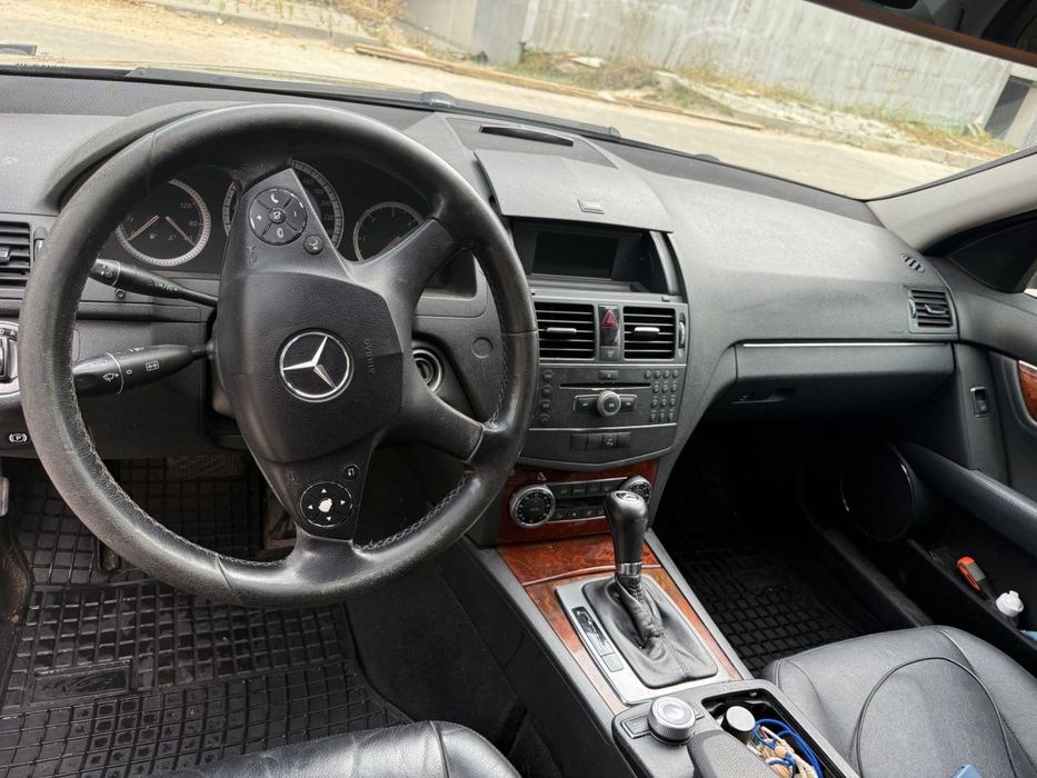 Автомобил Мерцедес Ц 220