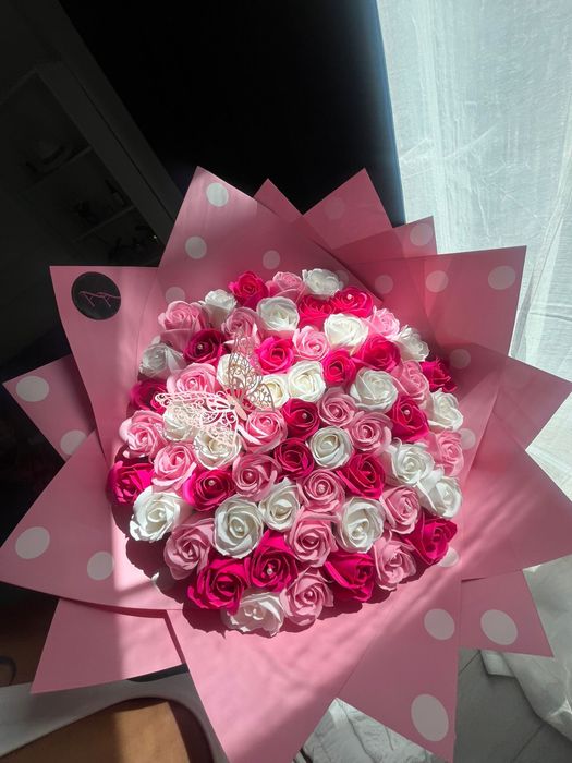 Buchet trandafiri sapun albastru/ roz/ rosu/ personalizat cu stitch si initiala