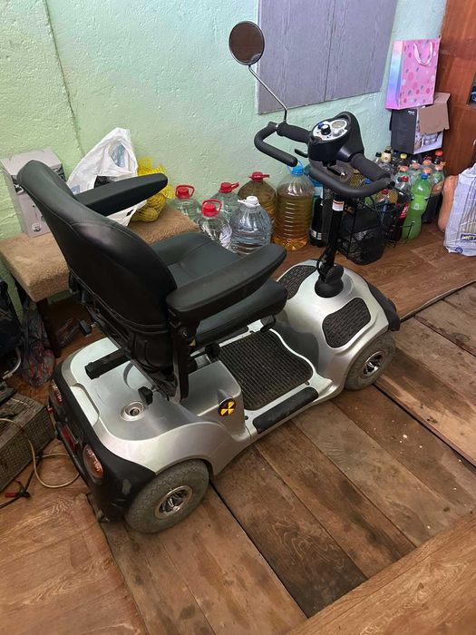 Електрическа количка за трудно подвижни хора ,възрастни или инвалиди