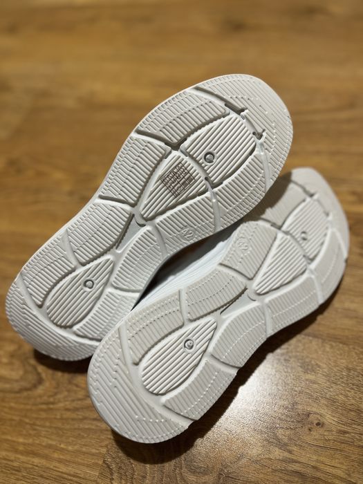 Чисто нови дамски маратонки