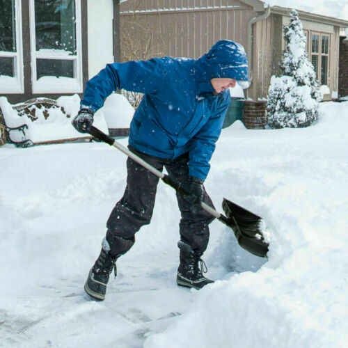 Чистка снега вручную
