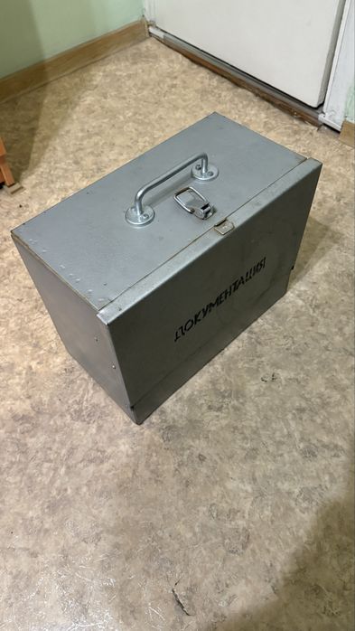 Ящик металлический.
