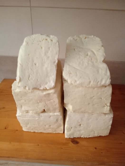 Vând brânză telemea de oaie
