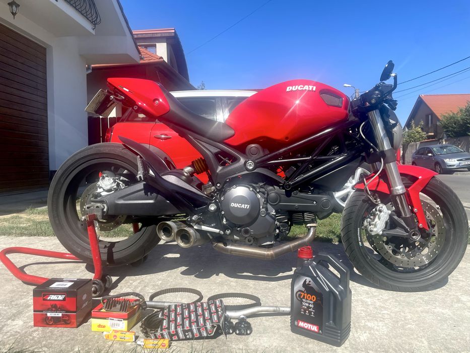Vând Ducati Monster 696