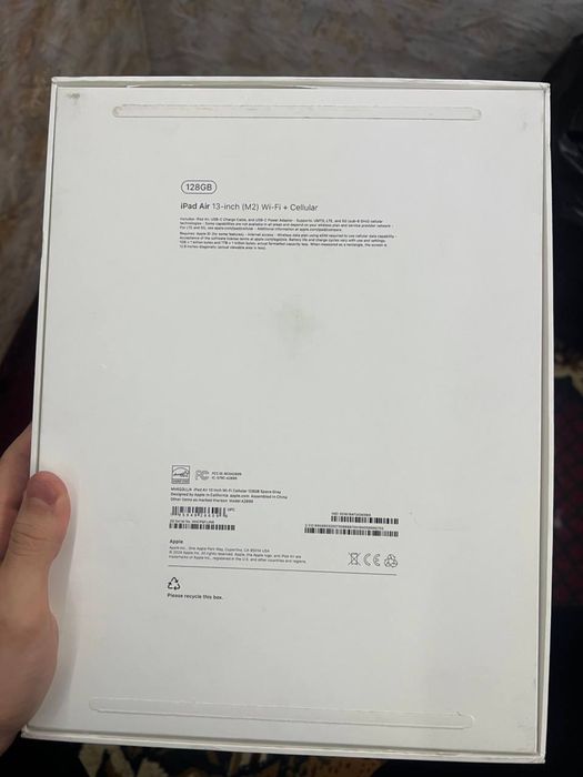 Ipad  sotiladi holati zor ekranida azgina qirlgan joyi bor