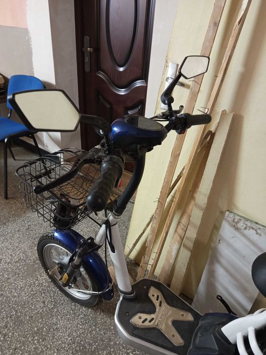 Електрически скутер с подаръци