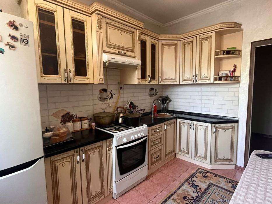Кухонный гарнитур, газ плита, вытяжка