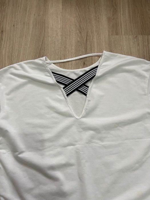 Стильная белая футболка размер М