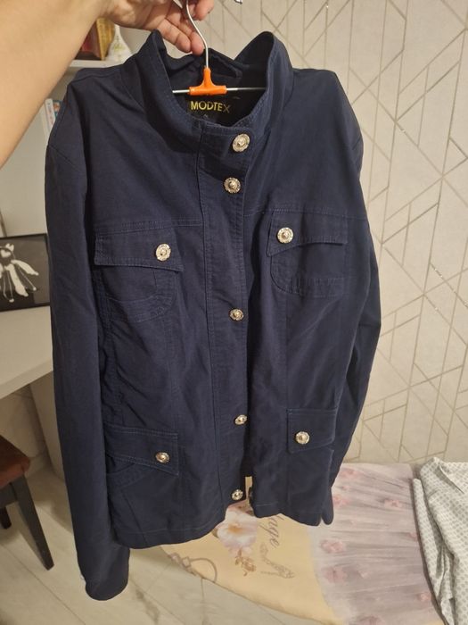 Вещи женские,: пиджак, блузка, кофты.