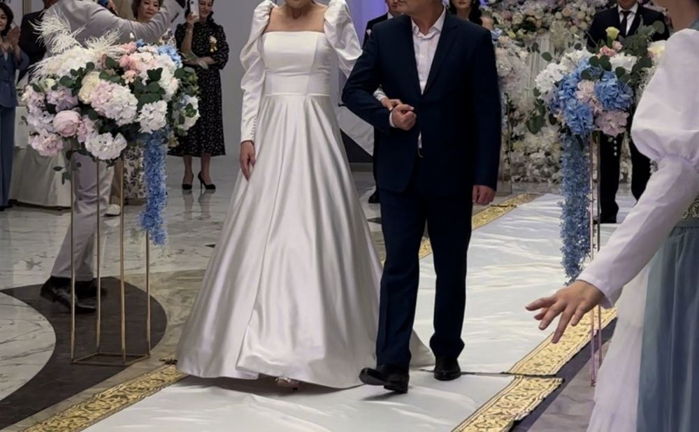 Предлагается к продаже свадебное платье.